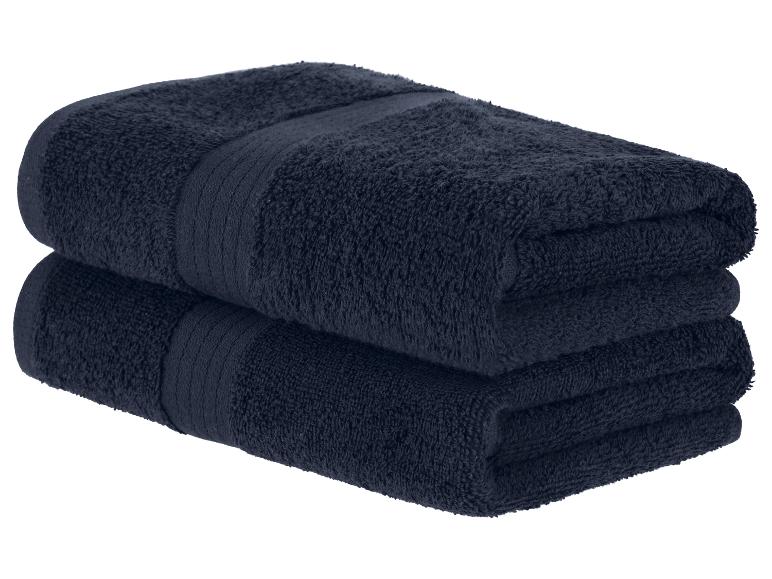 Twee donkerblauwe handdoeken op elkaar gevouwen.