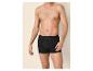 Man met ontbloot bovenlijf draagt zwarte boxershort