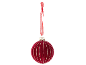 Rode fluwelen kerstbal met glitterstrepen en een rood lint.