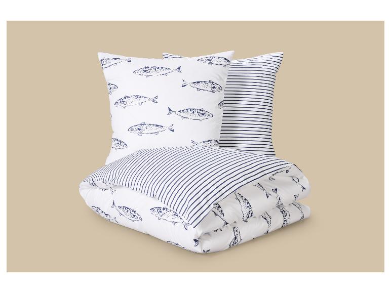 Beddengoedset met vissen- en streepjespatroon, wit en marineblauw.