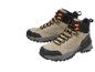 Paar beige wandelschoenen met oranje accenten en zwarte zolen