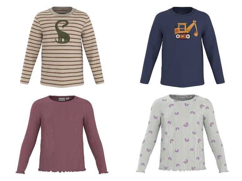 Vier kinderlongsleeves: twee met prints (dinosaurus, graafmachine) en twee met patronen (strepen, regenbogen).