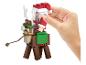Een Minecraft kerstmanfiguur op een rendier, vastgehouden door een hand.