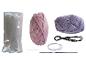 Haakset met roze en paars garen, vulling, haaknaald en accessoires.