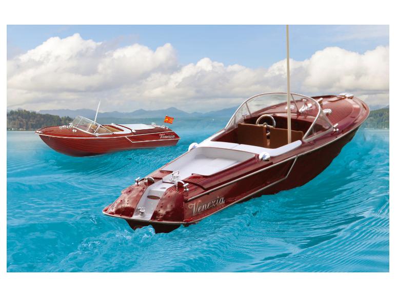 Twee rode Venezia bootmodellen op het water.