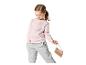 Meisje in roze sweatshirt met ballerina's en grijze joggingbroek, met houten tasje.