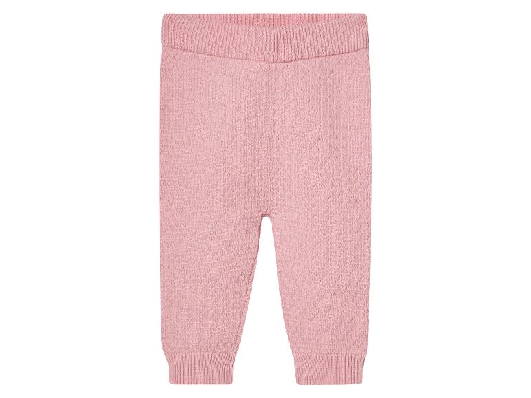 Roze gebreide broek voor baby's.