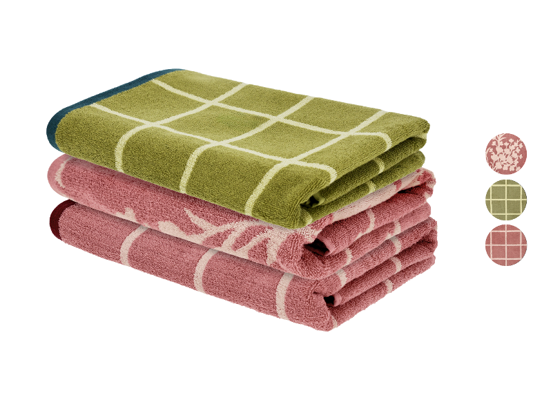 Stapel van drie gedessineerde handdoeken in groen en roze, met stalen van hun ontwerpen.