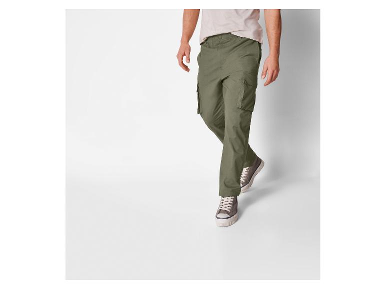 Cargo broeken en sneakers: casual stijl voor mannen.