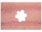 Roze gewatteerde jas met bloemenpatroon.