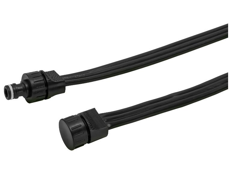 Zwarte tuinslang met connectoren, één uiteinde met kraanadapter, het andere afgedopt.