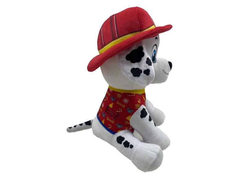 Pluche figuur van een puppy uit Paw Patrol in een rood brandweerpak.