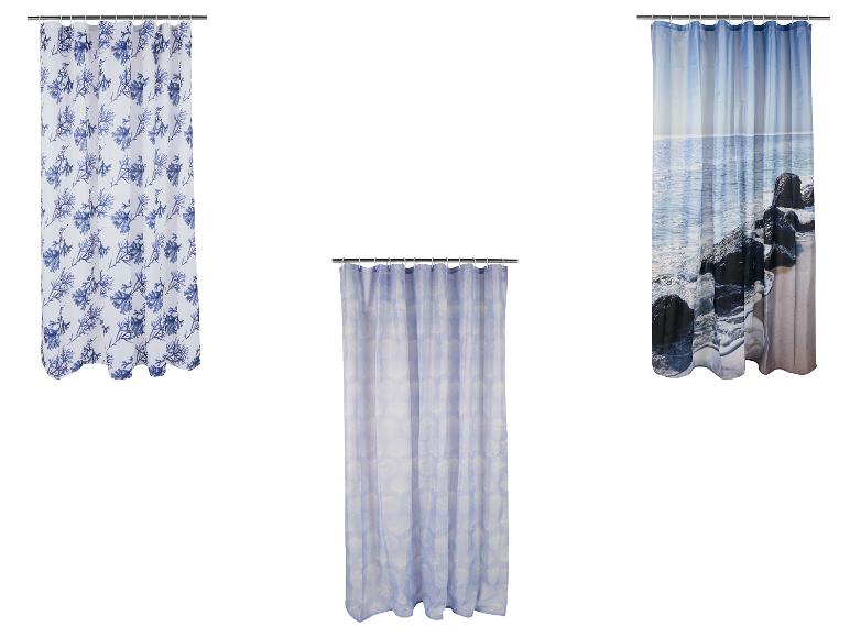 Drie douchegordijnen: één met blauw koraal, één met blauwe schelpen en één met zeegezicht.