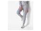 Grijze joggingbroek en witte sneakers: casual sportoutfit.