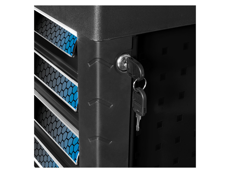 Een zwart gereedschapskastje met een honingraatpatroon en twee sleutels in het slot.