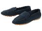 Twee paar blauwe suède loafers.