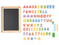 Een zwart schoolbord met een houten lijst, magnetische letters en cijfers en een markeerstift.