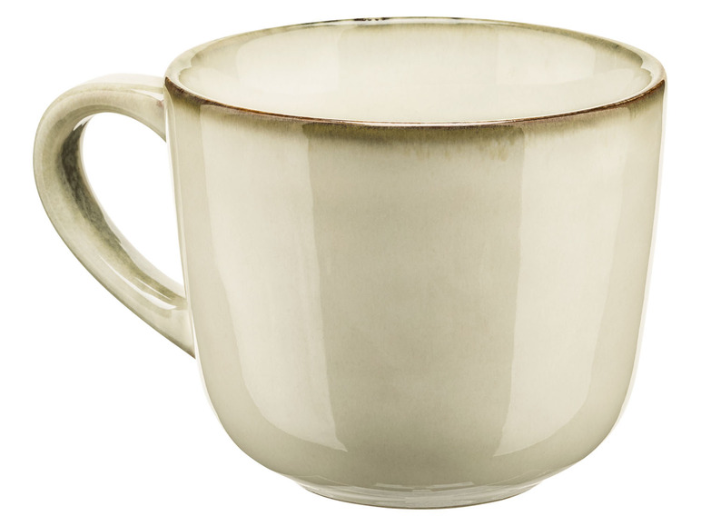 Een beige, glazen mok met een olijfkleurige rand.