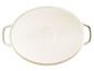 Witte gietijzeren ovale braadpan met twee handvatten.