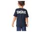 Een jongen draagt een donkerblauw T-shirt met de Smurfen erop.