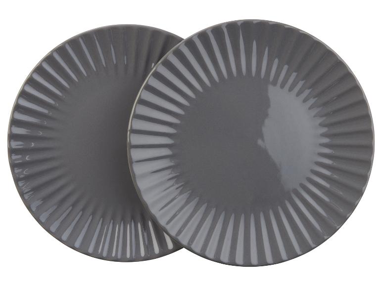 Twee grijze borden met een gegolfde rand.