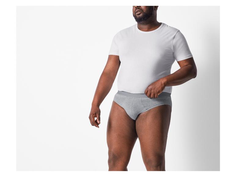 Man in witte t-shirt en grijze onderbroek.