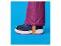 Paarse broek met een oranje band en zwarte sneakers met een witte en roze zool.