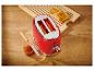 Rode retrotoaster met toast op een houten plank.