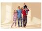 Familie in geruite pyjama's: vader en dochter in roze, moeder en zoon in rood.