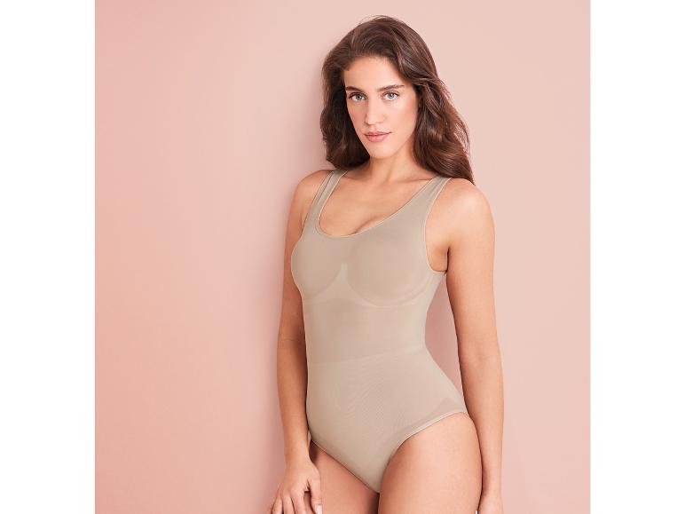Een vrouw draagt een beige ondergoed bodysuit.