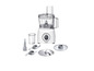 Een witte Bosch foodprocessor met accessoires, waaronder messen en een schijf.