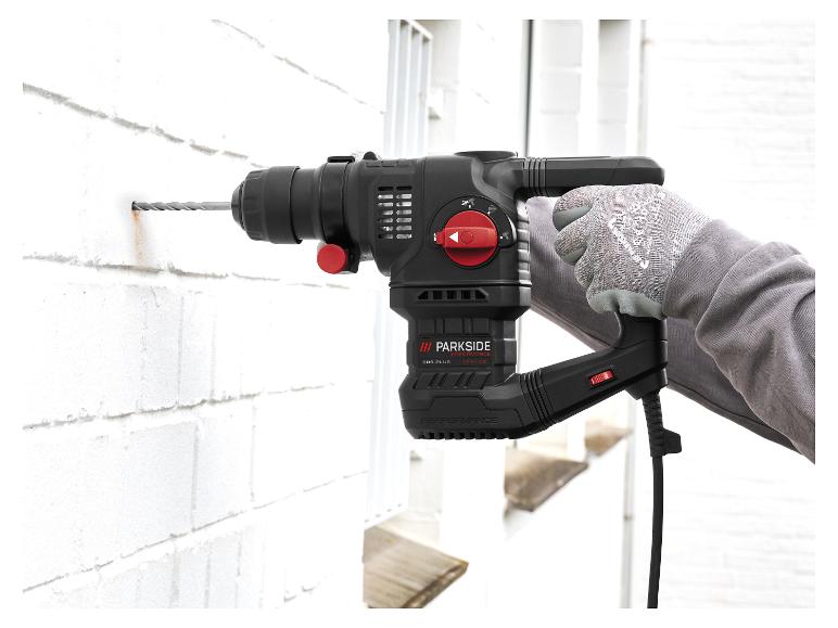 Parkside Performance SDS Plus boorhamer boort in een witte bakstenen muur