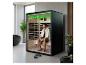 Man zit in een moderne sauna met groene LED-verlichting, in een kamer met planten en een bad.