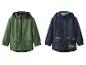 Twee kinderjassen: groen en donkerblauw.