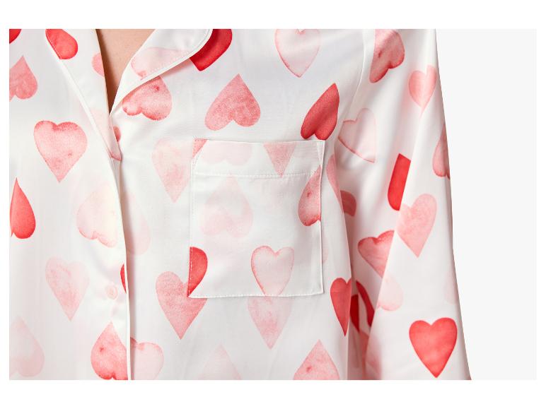 Witte pyjamashirt met rode harten en borstzak.
