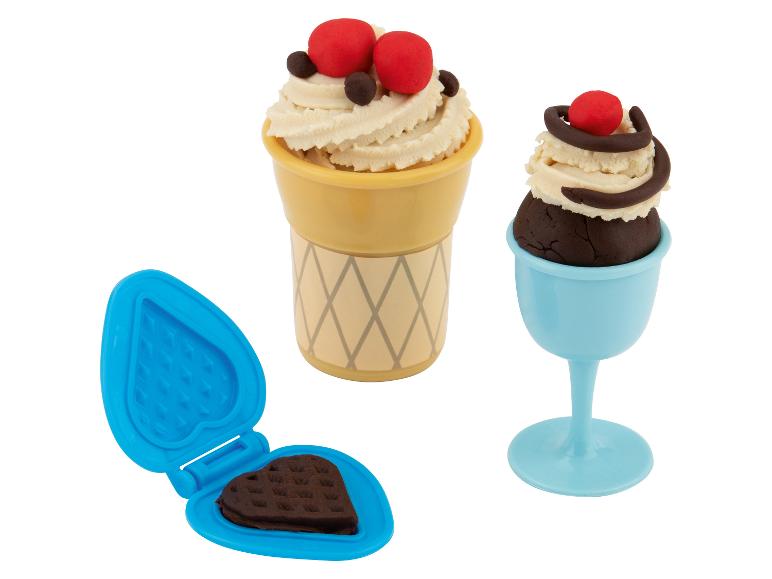 Speelset met Play-Doh ijs en wafels, met blauwe en gele accessoires.