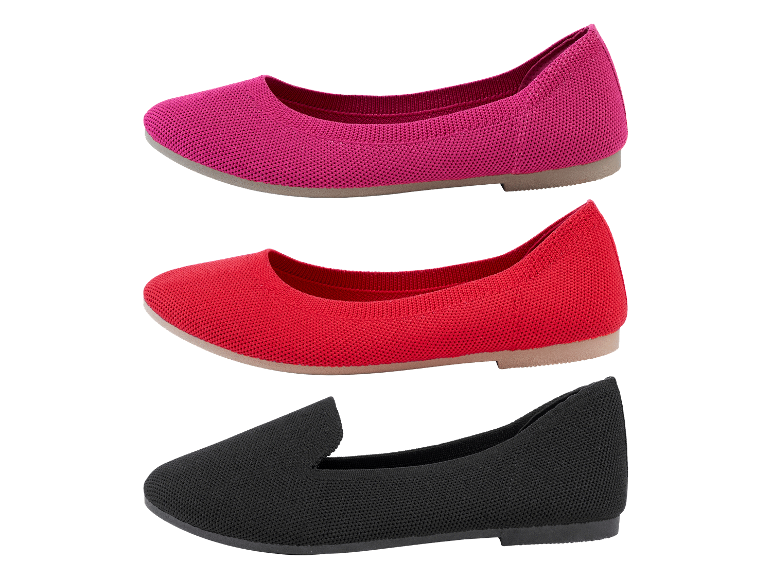 Drie paar gebreide ballerina's in roze, rood en zwart.