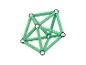 Complexe geometrische vorm gebouwd van groene magnetische staven en metalen ballen.
