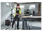 Man zaagt hout met PARKSIDE PERFORMANCE® 12 V accu-cirkelzaag en stofzuiger in een werkplaats.