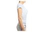 Vrouw in wit T-shirt en lichte jeans, zijaanzicht