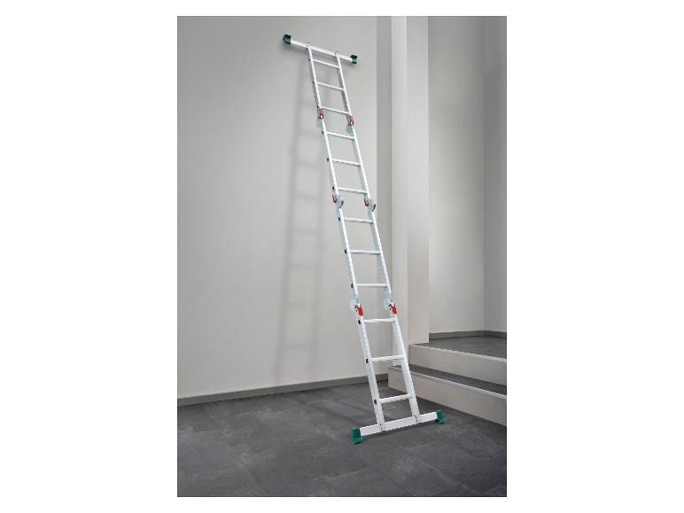 Aluminium ladder met telescopische poten en wielen leunend tegen een binnenmuur.