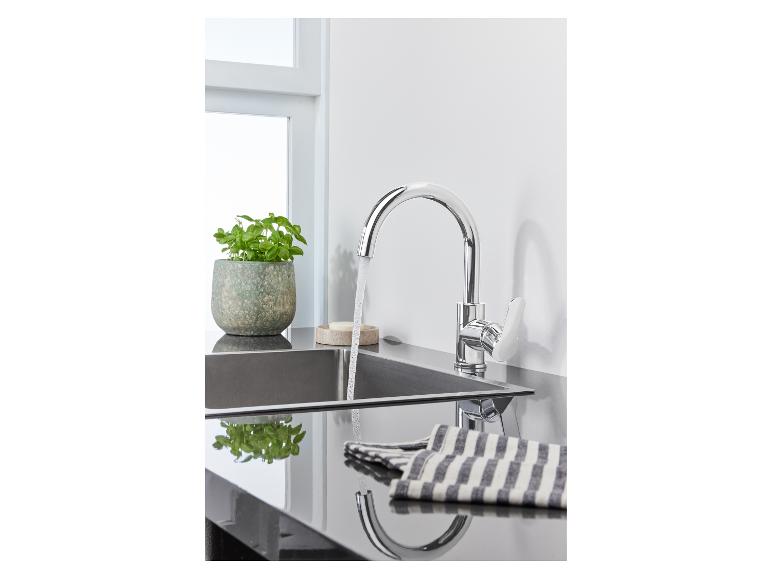 Chromen keukenkraan, gootsteen en accessoires.