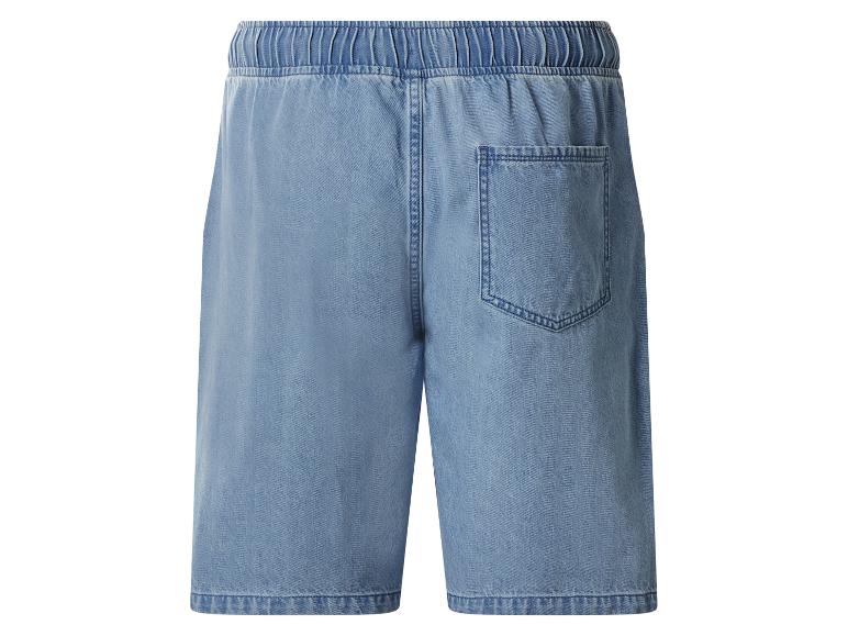 Lichtblauwe denim shorts met elastische tailleband en één achterzak.