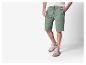 Herenshorts en sandalen.
