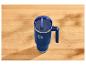 Blauwe thermosbeker met rietje en handvat, op een houten tafel.