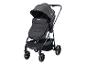 Zwarte kinderwagen met reiswieg en zonnekap, vooraanzicht.