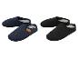 Twee paar vilten pantoffels: donkerblauw en zwart, met een lichte binnenvoering.