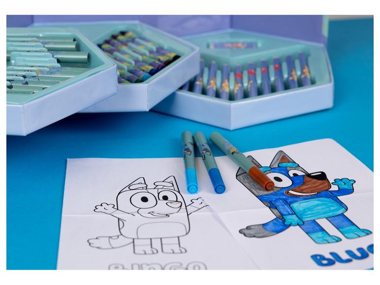 Bluey kleurset met viltstiften en kleurpotloden, en tekeningen van Bingo en Bluey.