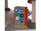 Speelgoed parkeerautomaat van hout en plastic op een speelset.