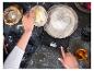 Kookingrediënten, bloem, boter en honing, op een keukenweegschaal.